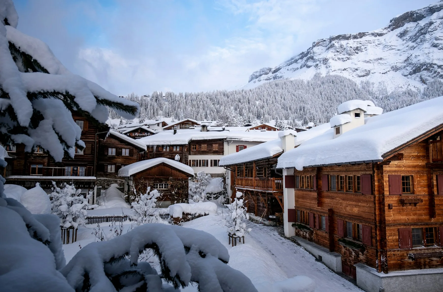 Verschneite Chalets in der Schweiz