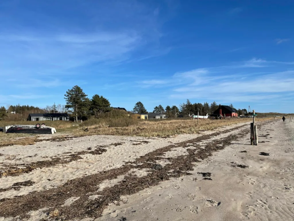 Ferienhäuser direkt an einem hellen Sandstrand