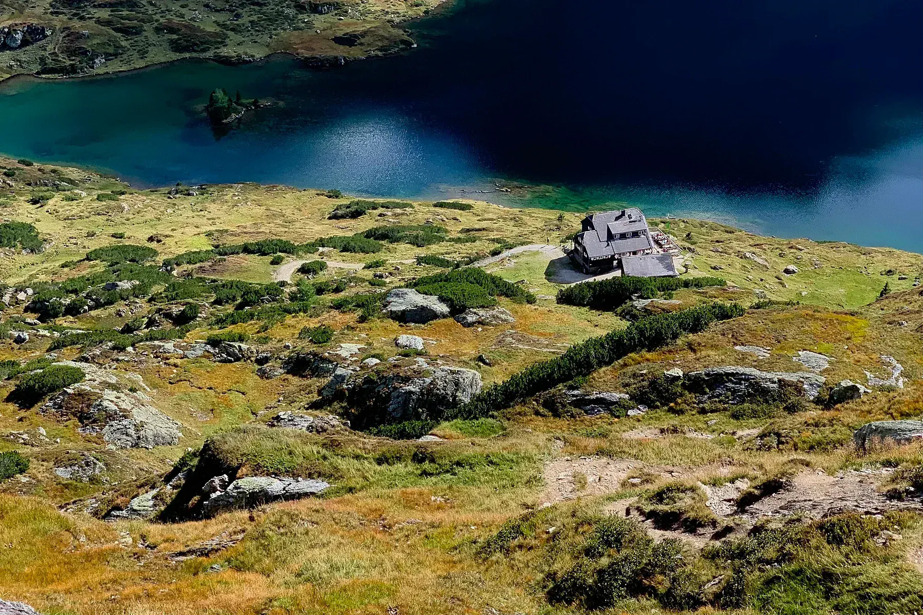 Sonnige Berg- und Seenlandschaft in Österreich