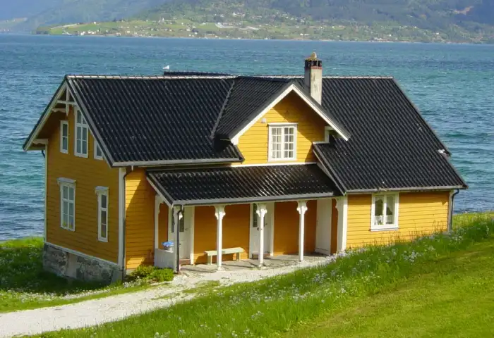 Ferienhaus in skandinavischer Natur am Wasser