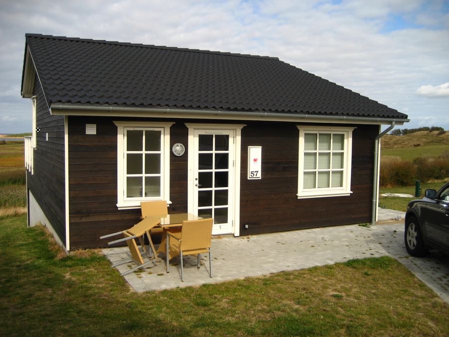 Dunkles dänisches Ferienhaus mit Terrasse