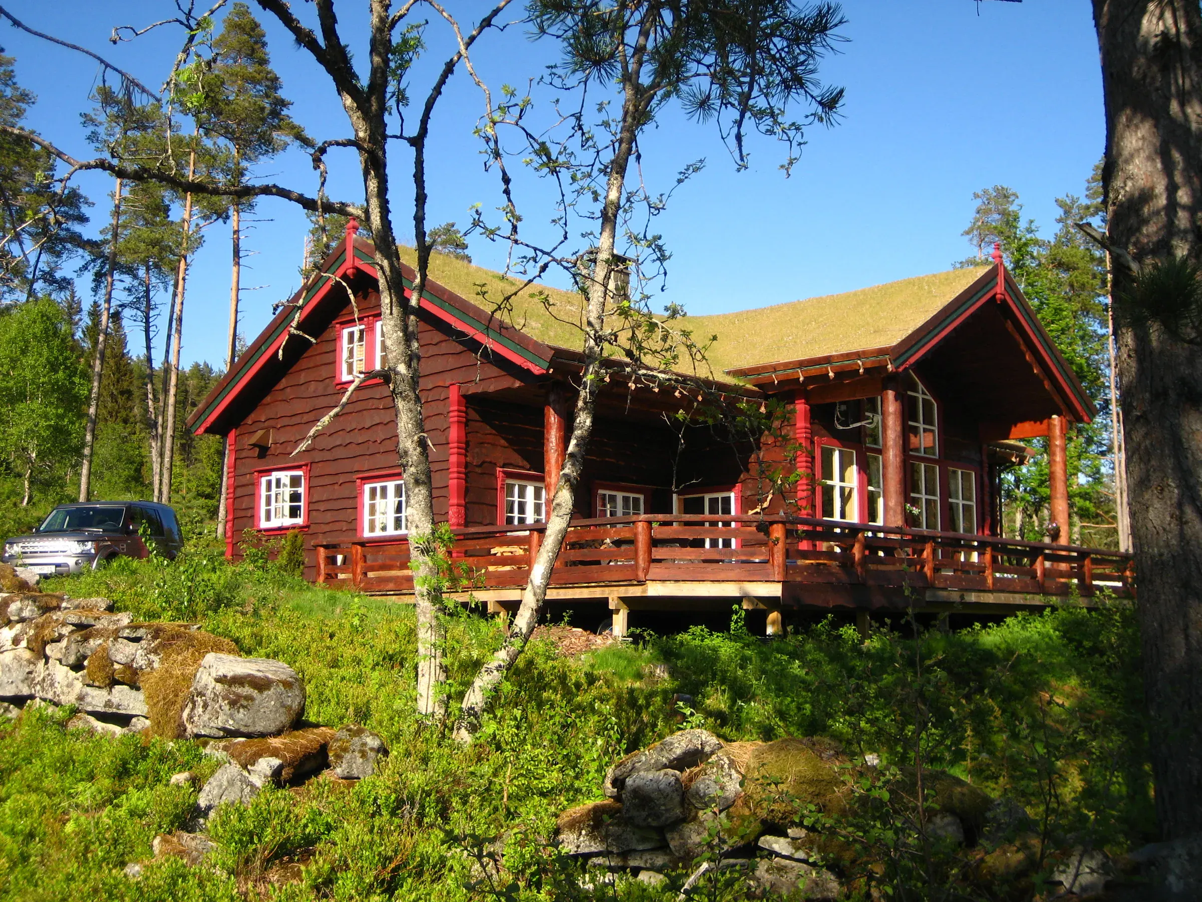 Norwegisches Ferienhaus mit Grasdach im Wald