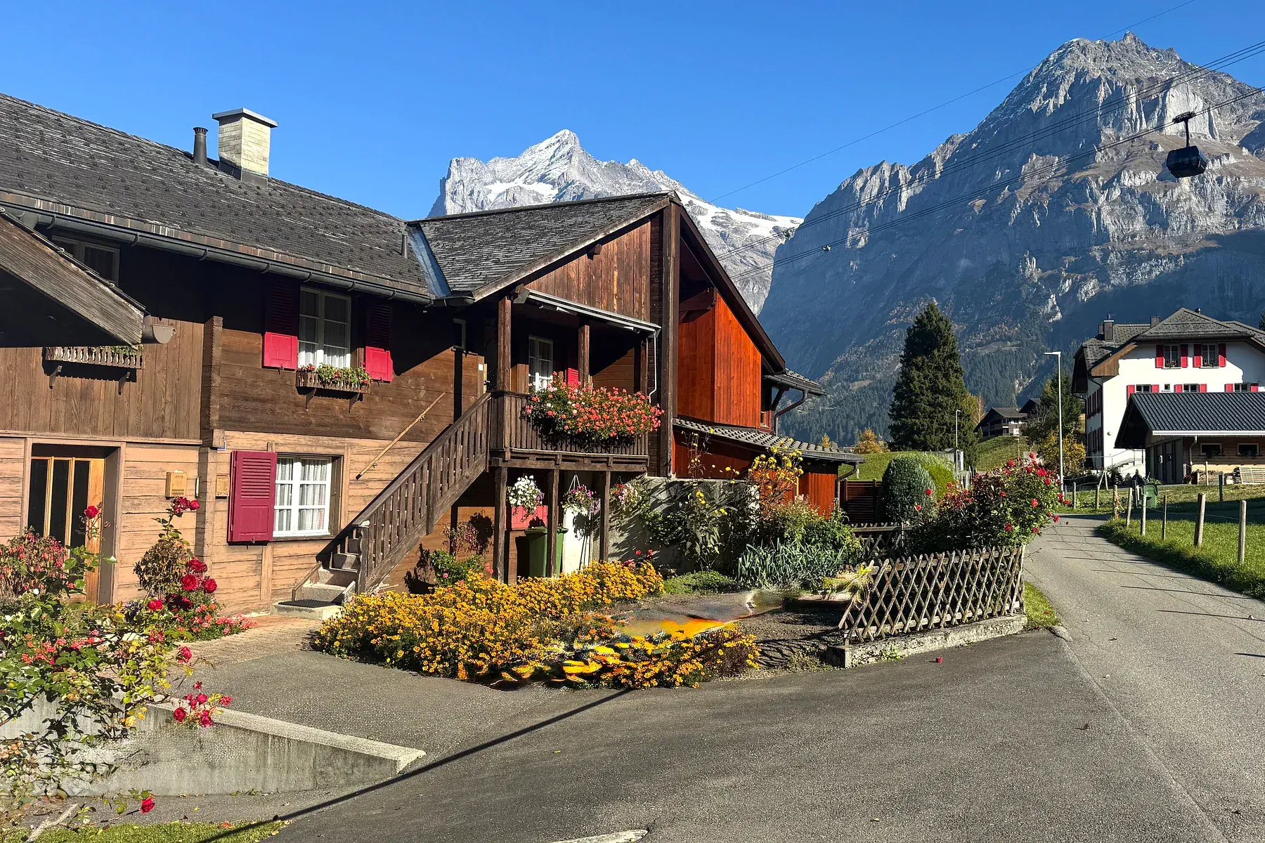 Sonnige Berg-, See- und Chaletlandschaft in der Schweiz