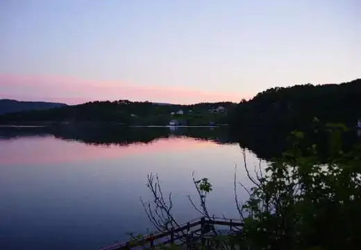 Ruhige Wasserfläche in der Abenddämmerung