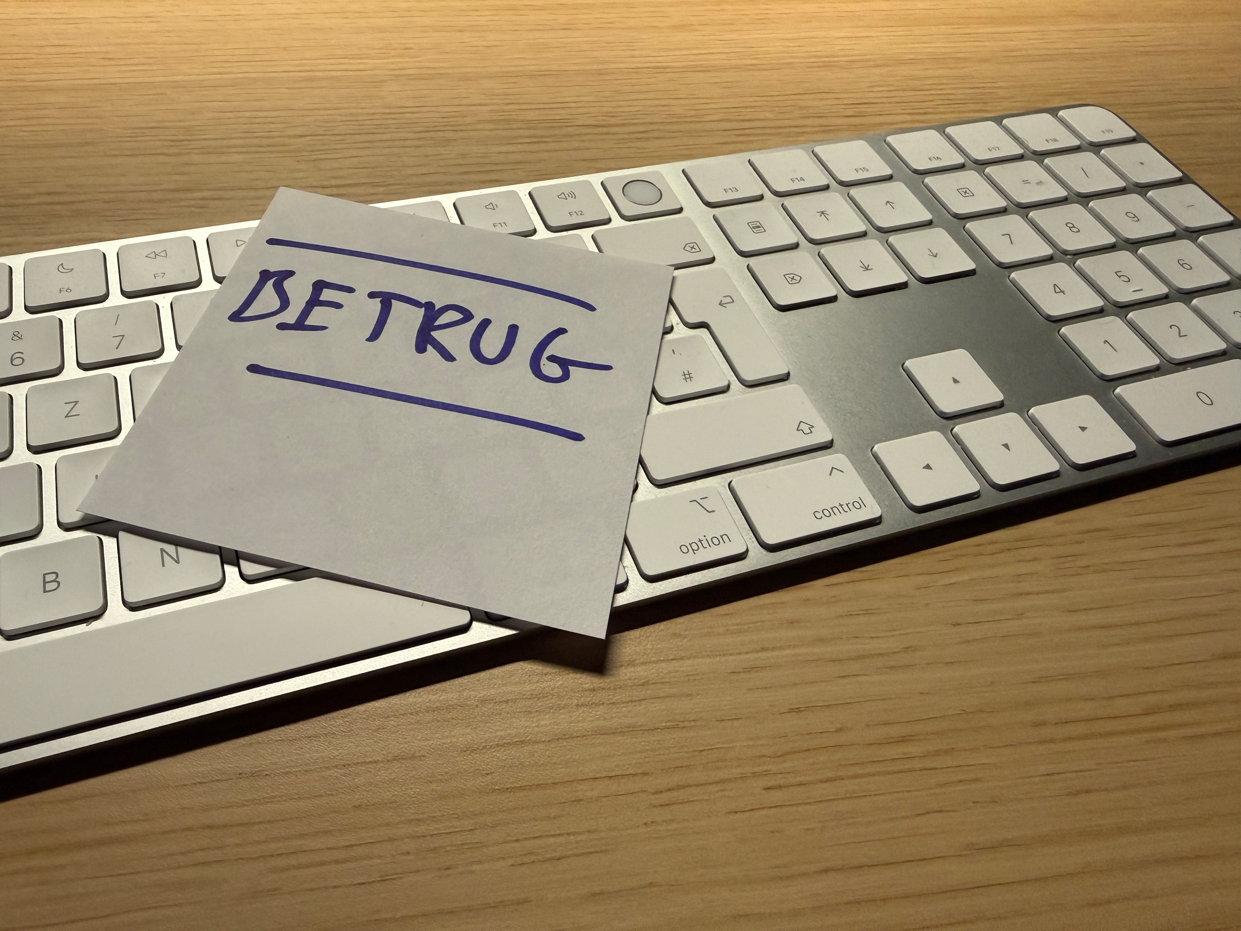 Notizzettel mit dem Wort Betrug auf einer Computertastatur