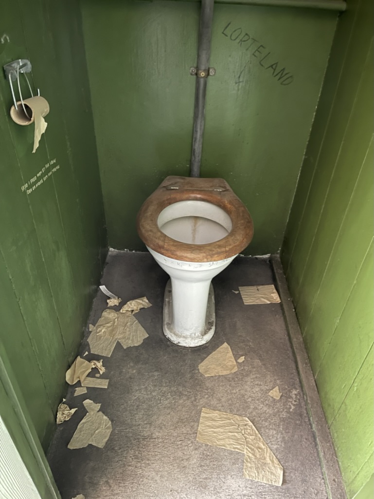 Deutlich verschmutzte Toilette als Beispiel für einen reklamierbaren Mangel